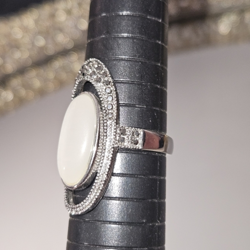 Elegant Silver Oval Ring - Picture 6 of 9